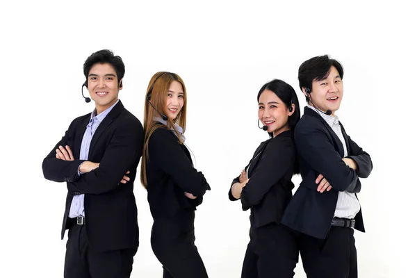 アジアコールセンターの労働者のグループや白い背景に立ってヘッドセットと自信のビジネスチーム — ストック写真