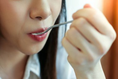 Kahve dükkanında tatlı yiyen güzel bir kadını kapat..