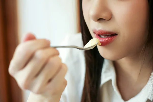 Fechar Uma Bela Mulher Comendo Sobremesa Café — Fotografia de Stock