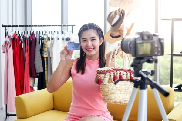 Asyalı Kadın Güzellik Blogcusu Veya Vlogger Eleştirisi Ele Tutuşan Kredi — Stok fotoğraf