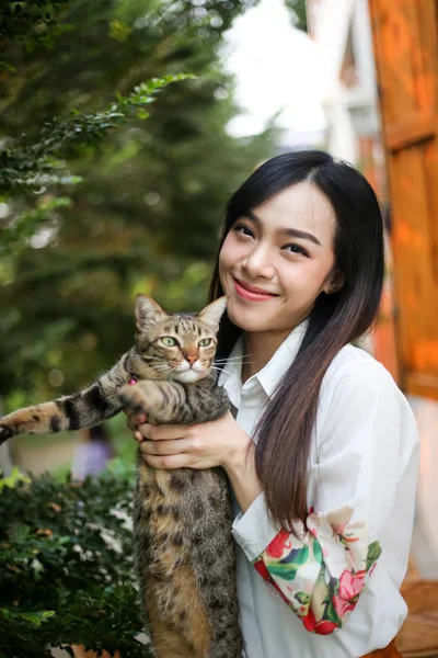 Mulher Asiática Bonita Carregando Gato Sua Mão Com Amor Conceito — Fotografia de Stock