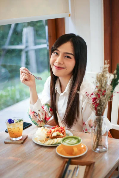 Belle Asiatique Femme Manger Délicieux Gaufres Dans Café Café — Photo