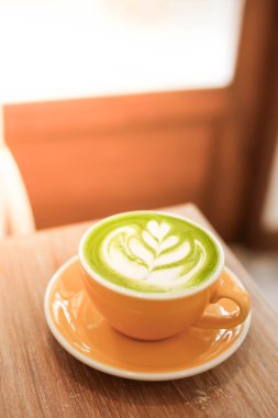 Kafede bir fincan Matcha yeşil çay.