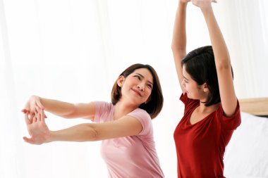 Lezbiyen mutlu çift sabah uyandığında çalar saatle iyi bir gün geçiriyor..