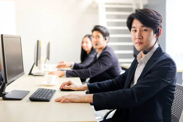 Asia Group Call Center Werknemers Zelfverzekerd Business Team Met Headset — Stockfoto