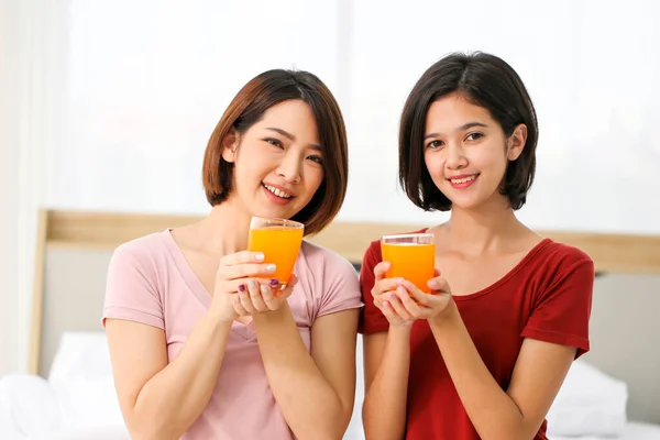 Feliz Jovem Casal Amigo Bela Ásia Mulheres Bebendo Suco Laranja — Fotografia de Stock