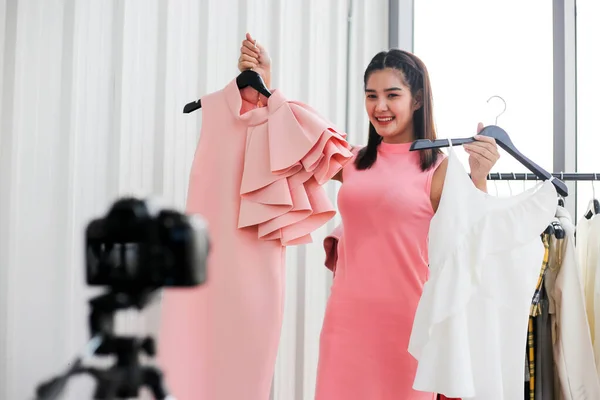 Asijské Žena Krása Blogger Nebo Vlogger Recenze Obchodě Oblečením Online — Stock fotografie