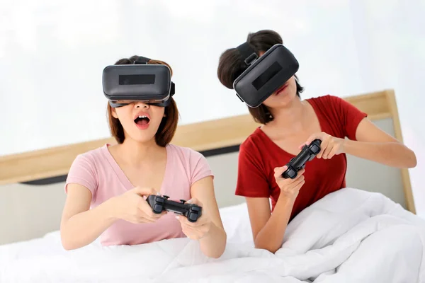 Glada Unga Par Vän Vackra Asiatiska Kvinnor Spelar Spel Virtual — Stockfoto