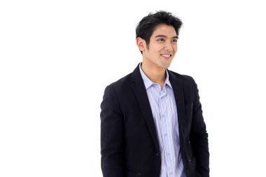 Asya çağrı merkezi çalışanları veya kulaklıklı özgüvenli iş, beyaz arka planda duran müşteri desteği.