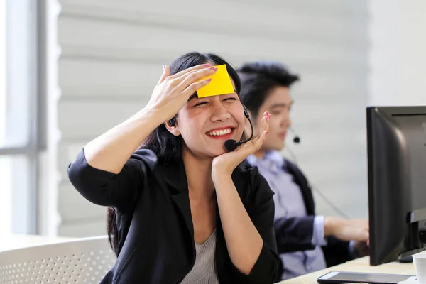 Asien Callcenter Mitarbeiter Oder Vertrauensvolles Geschäft Mit Headset Kundenbetreuer — Stockfoto