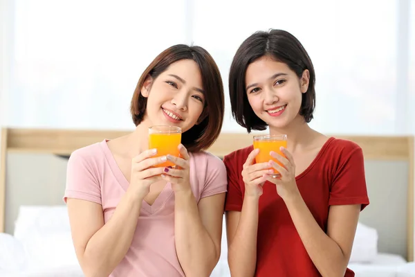 幸せな若いカップルの友人美しいアジアの女性オレンジジュースを飲んで果物のリフレッシュ 健康的なライフスタイルの概念 — ストック写真