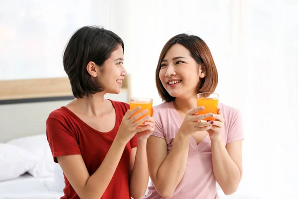 Mutlu Genç Çift Arkadaş Güzel Asyalı Kadınlar Portakal Suyu Içiyorlar — Stok fotoğraf