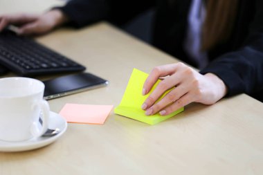 Üst görünümü kalemli ofis masası, seçici odak