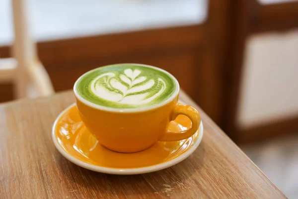 Kafede bir fincan Matcha yeşil çay.