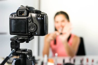 Asyalı kadın güzellik blogcusu veya vlogger incelemesi kozmetik ürünü Çevrimiçi kız sosyal medya pazarlaması.