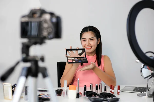 Asian Woman Beauty Blogger Vlogger Review Cosmetic Product Online Influencer — Stock Photo, Image