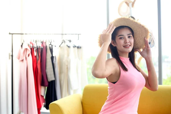 アジアの女性の美しさのブロガーやVloggerレビュー 手を握ってオンラインデザイナーショッピングクレジットカードショー コンセプトプロモーションと販売 — ストック写真