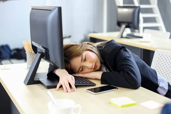 Çok Çalışan Güzel Asyalı Kadın Ofiste Uyuyakalıyor — Stok fotoğraf