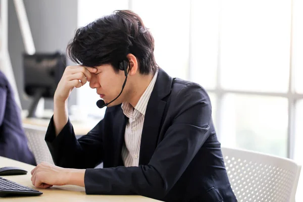 Asian Man Seriöser Callcenter Betreiber Drahtlosen Headset Gespräch Mit Dem — Stockfoto