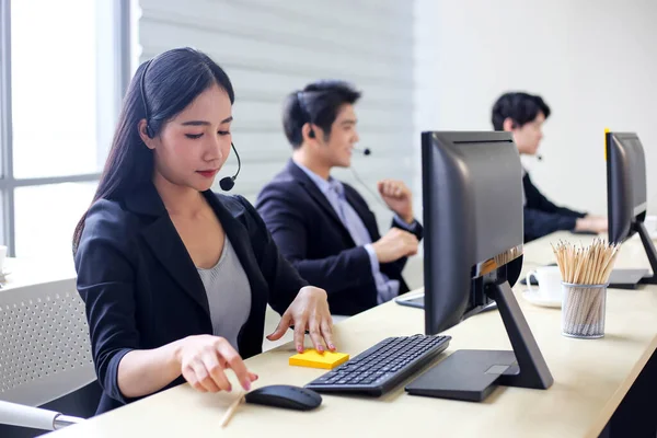 Asia Group Call Center Werknemers Zelfverzekerd Business Team Met Headset — Stockfoto