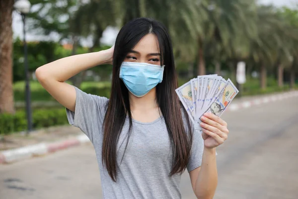 Ασιάτισσα Γυναίκα Που Φοράει Προστασία Προσώπου Μάσκα Ιών Κρατώντας Χρήματα Εικόνα Αρχείου