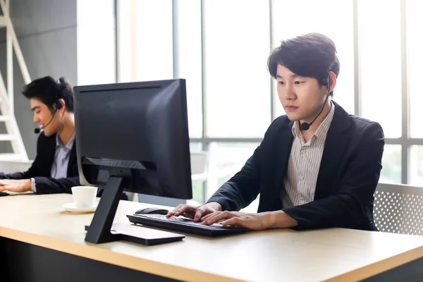 Asia Group Call Center Werknemers Zelfverzekerd Business Team Met Headset — Stockfoto