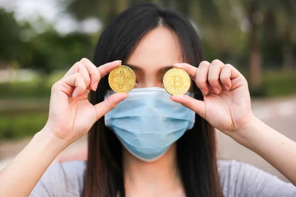 Mulher Asiática Vestindo Proteção Facial Máscara Vírus Segurando Bitcoins Problema Imagem De Stock