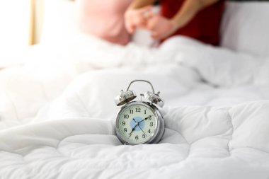 Sabah yatak odasındaki saat alarmı..