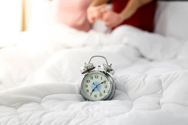 Alarme Relógio Cama Quarto Pela Manhã — Fotografia de Stock