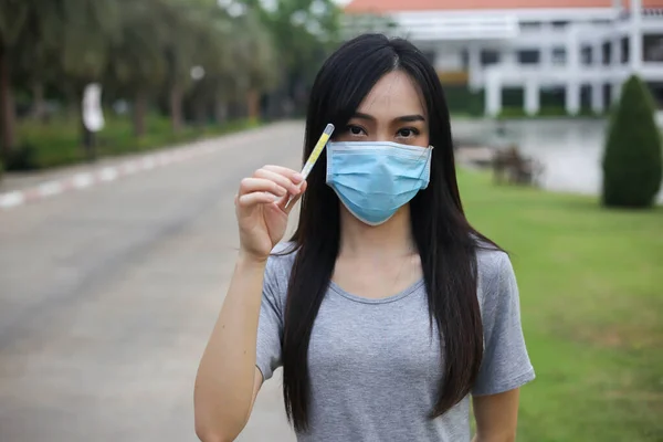 Asiatisk Kvinna Bär Ansiktsskydd Hålla Termometer Temperaturmätning Virus Mask Sjukvård — Stockfoto