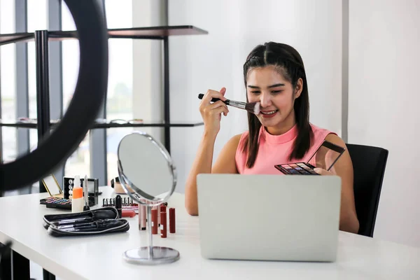 Asian Woman Beauty Blogger Vlogger Review Cosmetic Product Online Influencer — Stock Photo, Image