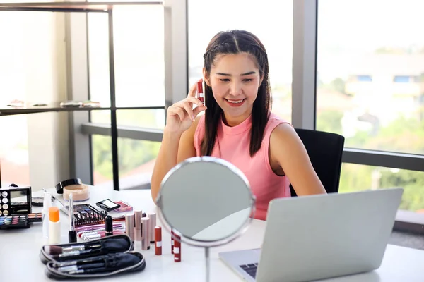 Asyalı Kadın Güzellik Blogcusu Veya Vlogger Incelemesi Kozmetik Ürünü Çevrimiçi — Stok fotoğraf