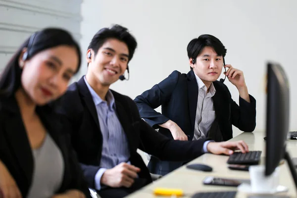 Asia Group Call Center Werknemers Zelfverzekerd Business Team Met Headset — Stockfoto