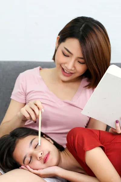 Asiatique Couple Femmes Amoureux Assis Ensemble Lire Livre Matin Sur — Photo