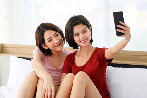 Casal Amigo Bela Mulher Asiática Juntos Para Foto Selfie Encaixe — Fotografia de Stock