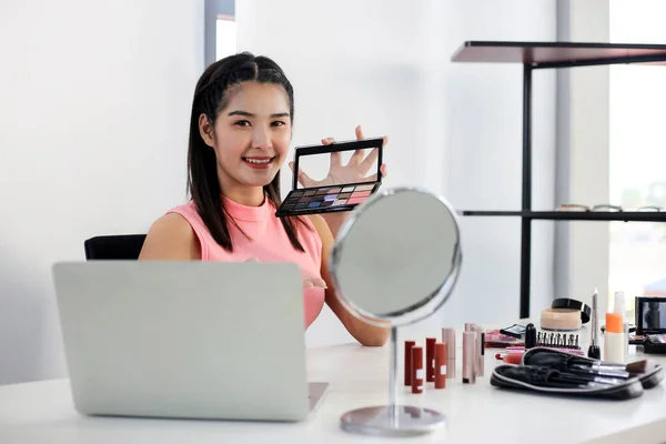Asyalı Kadın Güzellik Blogcusu Veya Vlogger Incelemesi Kozmetik Ürünü Çevrimiçi — Stok fotoğraf