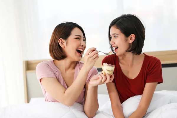 Mutlu Genç Çift Arkadaş Güzel Asyalı Kadınlar Yatak Odasında Birlikte — Stok fotoğraf