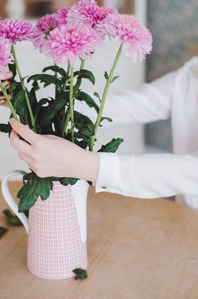 Руки і хризантеми — стокове фото