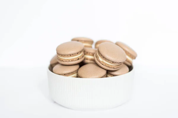 Café Macaron Plato Blanco Sobre Fondo Blanco Aislado —  Fotos de Stock