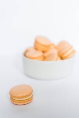 Beyaz bir arka planda beyaz bir tabakta turuncu makarna.