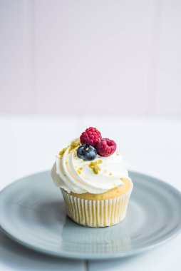 Masada beyaz kremalı ve meyveli kek.