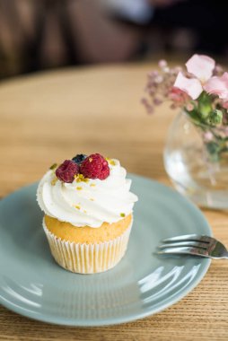 Masada beyaz kremalı ve meyveli kek.