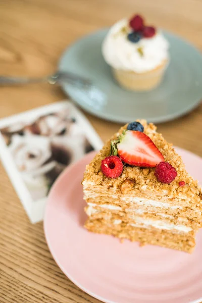 Leckeres Stück Kuchen auf einem Teller in einem Café — Stockfoto