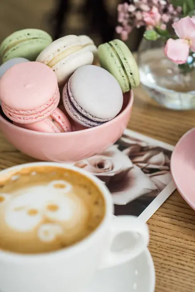 Multi-colored macaroons on a plate in a cafe on the table — Stock Photo, Image