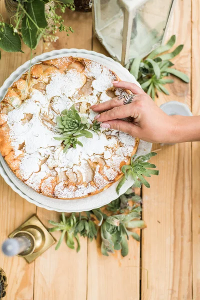 Mint decorated apple pie. Picnic in the style of boho. — Stock Photo, Image