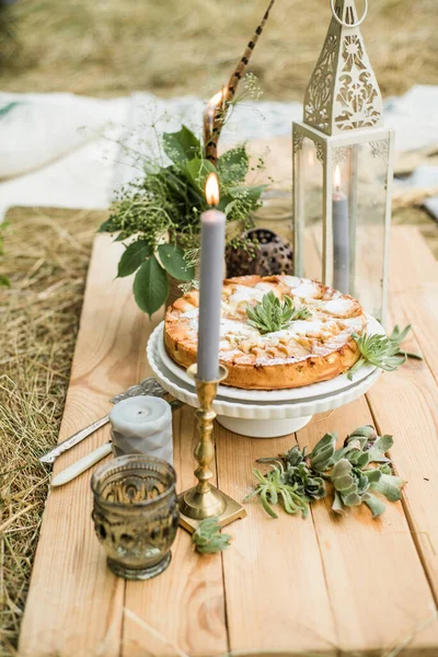 Mint decorated apple pie. Picnic in the style of boho. — ストック写真