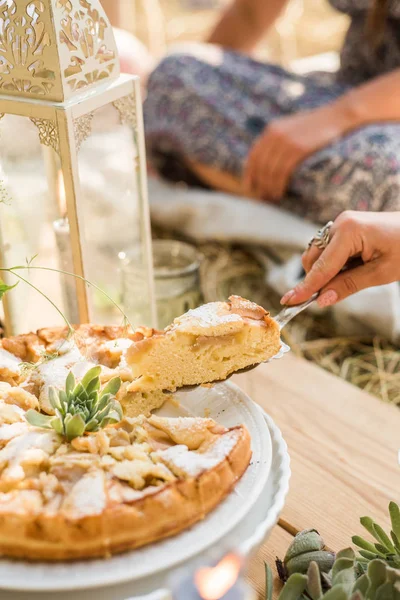 Mint decorated apple pie. Picnic in the style of boho. — Stock Photo, Image