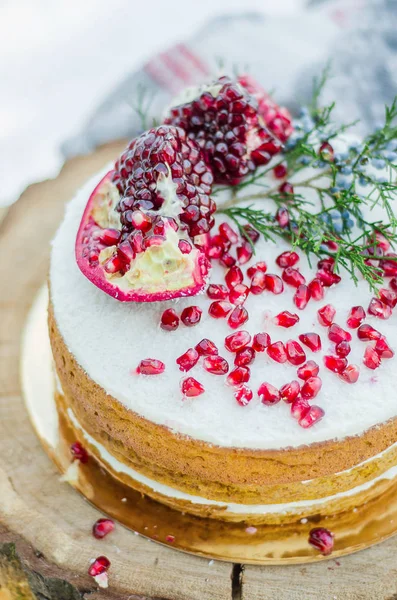 Handgemachter brauner Keks-Kuchen mit Granat und Sahne — Stockfoto