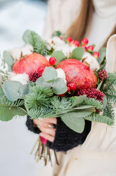 Winter bridal bouquet with garnet and green tree — Stock Photo, Image