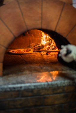 Restoranda geleneksel ahşap bir fırında orijinal Napoli pizzası margherita.